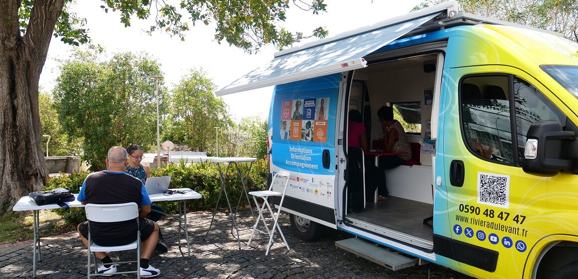 Mars 2026. Sandy Etienne, conseillère numérique, et sa collègue reçoivent les administrés au Gosier, place du Calvaire, au bus France Services. Objectif : aider ceux qui peinent avec le tout-numérique. Photo: Le Courrier de Guadeloupe Mars 2026. Sandy Etienne, conseillère numérique, et sa collègue reçoivent les administrés au Gosier, place du Calvaire, au bus France Services. Objectif : aider ceux qui peinent avec le tout-numérique. Photo: Le Courrier de Guadeloupe