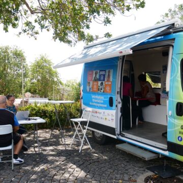 Mars 2026. Sandy Etienne, conseillère numérique, et sa collègue reçoivent les administrés au Gosier, place du Calvaire, au bus France Services. Objectif : aider ceux qui peinent avec le tout-numérique. Photo: Le Courrier de Guadeloupe