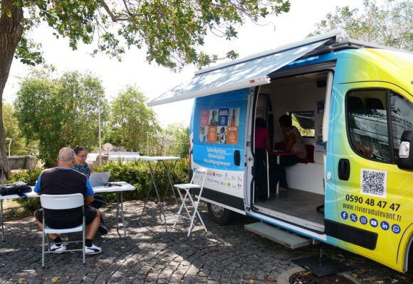 Mars 2026. Sandy Etienne, conseillère numérique, et sa collègue reçoivent les administrés au Gosier, place du Calvaire, au bus France Services. Objectif : aider ceux qui peinent avec le tout-numérique. Photo: Le Courrier de Guadeloupe