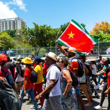 Des manifestants, brandissent le drapeau régional guadeloupéen, lors d'un défilé du 1er Mai (Fête du Travail), le 1er mai 2023. Photo : Lara Balais / AFP Des manifestants, brandissent le drapeau régional guadeloupéen, lors d'un défilé du 1er Mai (Fête du Travail), le 1er mai 2023. Photo : Lara Balais / AFP