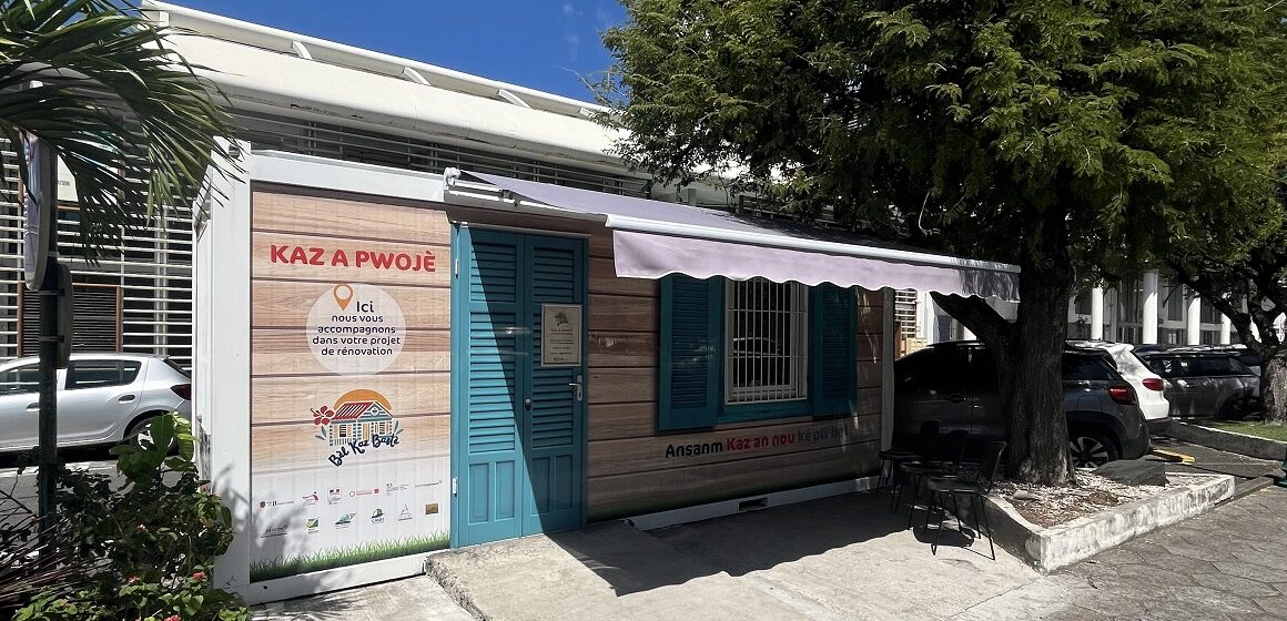 Vue extérieure de la Kaz a pwojè, lieu d'accueil de l'opération de renouvellement urbain et rénovation de l'habitat, à Basse-Terre. Photo : Circé Grandpierre, Le Courrier de Guadeloupe Vue extérieure de la Kaz a pwojè, lieu d'accueil de l'opération de renouvellement urbain et rénovation de l'habitat, à Basse-Terre. Photo : Circé Grandpierre, Le Courrier de Guadeloupe