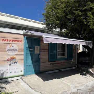 Vue extérieure de la Kaz a pwojè, lieu d'accueil de l'opération de renouvellement urbain et rénovation de l'habitat, à Basse-Terre. Photo : Circé Grandpierre, Le Courrier de Guadeloupe