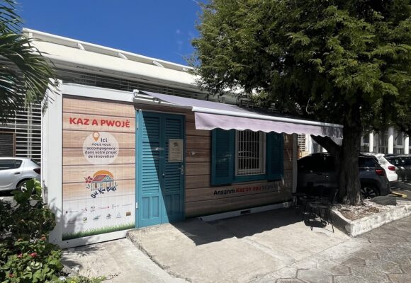 Vue extérieure de la Kaz a pwojè, lieu d'accueil de l'opération de renouvellement urbain et rénovation de l'habitat, à Basse-Terre. Photo : Circé Grandpierre, Le Courrier de Guadeloupe