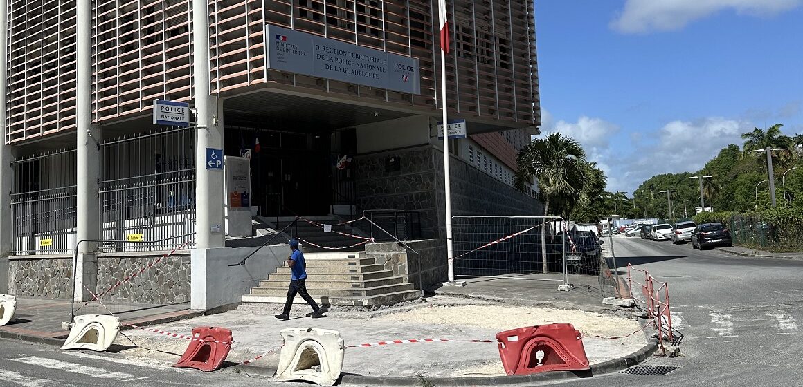Vue de l'entrée du commissariat de Pointe-à-Pitre, 5 juin 2026. Photo: Le Courrier de Guadeloupe