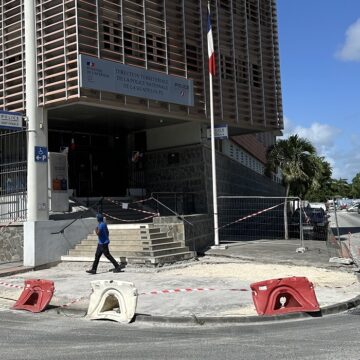 Vue de l'entrée du commissariat de Pointe-à-Pitre, 5 juin 2026. Photo: Le Courrier de Guadeloupe