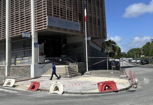 Vue de l'entrée du commissariat de Pointe-à-Pitre, 5 juin 2026. Photo: Le Courrier de Guadeloupe