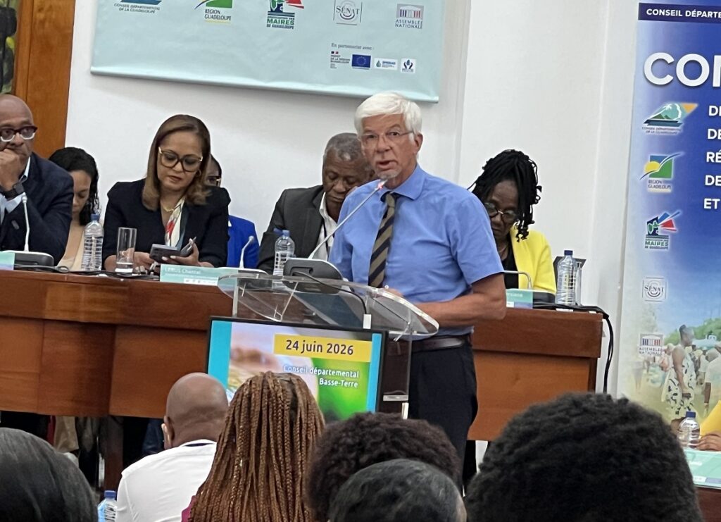 Le préfet Thierry Devimeux a délivré un message de fermeté et appelé à la responsabilité des élus locaux lors du congrès dédié à l’eau, ce mercredi 24 juin dans la salle de délibérations du Département. Photo : Le Courrier de Guadeloupe