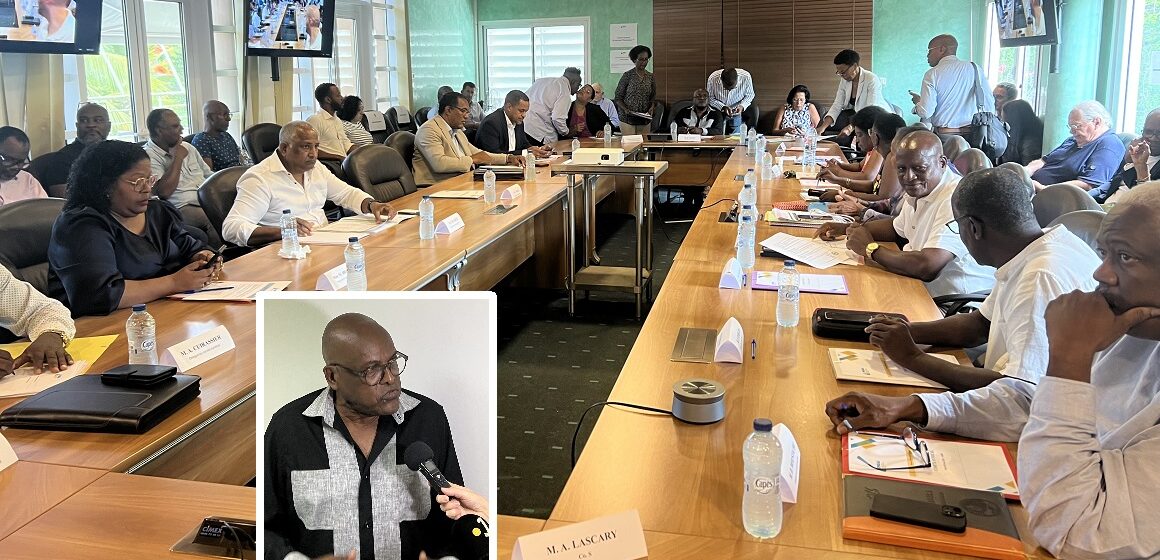 Henri Yacou (en médaillon), nouveau président du SMGEAG, a pris ses fonctions mardi 9 juin 2026 devant un comité syndical dense réuni à Labrousse au Gosier. Photo : Le Courrier de Guadeloupe
