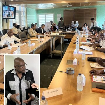 Henri Yacou (en médaillon), nouveau président du SMGEAG, a pris ses fonctions mardi 9 juin 2026 devant un comité syndical dense réuni à Labrousse au Gosier. Photo : Le Courrier de Guadeloupe