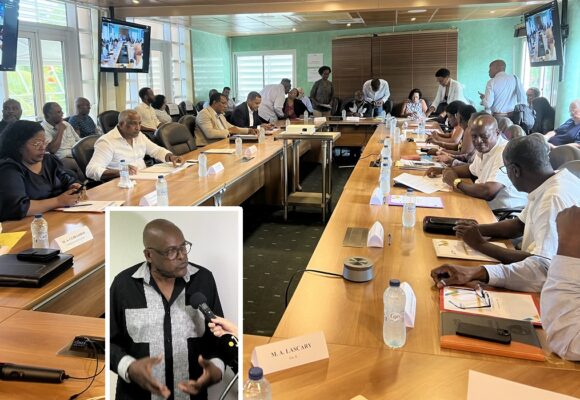 Henri Yacou (en médaillon), nouveau président du SMGEAG, a pris ses fonctions mardi 9 juin 2026 devant un comité syndical dense réuni à Labrousse au Gosier. Photo : Le Courrier de Guadeloupe