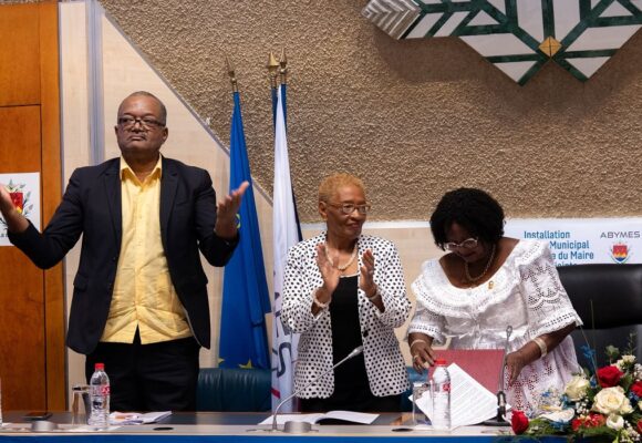 Éric Jalton, lors de la séance d’investiture au fauteuil de maire des Abymes à l’issue de l’élection municipale 2026 qu’il a remporté pour le 3e fois. Photo : Ville des Abymes
