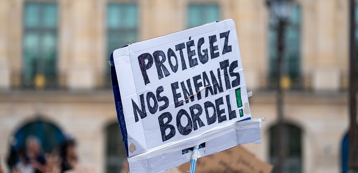 Paris, 15 juin 2026 : Les associations féministes et de protection de l’enfance se rassemblent devant le ministère de la Justice, place Vendôme à Paris suite à l'affaire Lyhanna, victime de pédocriminalité et dont l'enquête révèle de nombreux disfonctionnement de la justice française. Arnaud César Vilette / Sipa