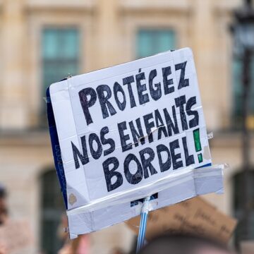 Paris, 15 juin 2026 : Les associations féministes et de protection de l’enfance se rassemblent devant le ministère de la Justice, place Vendôme à Paris suite à l'affaire Lyhanna, victime de pédocriminalité et dont l'enquête révèle de nombreux disfonctionnement de la justice française. Arnaud César Vilette / Sipa