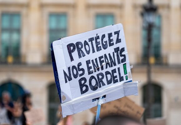 Paris, 15 juin 2026 : Les associations féministes et de protection de l’enfance se rassemblent devant le ministère de la Justice, place Vendôme à Paris suite à l'affaire Lyhanna, victime de pédocriminalité et dont l'enquête révèle de nombreux disfonctionnement de la justice française. Arnaud César Vilette / Sipa
