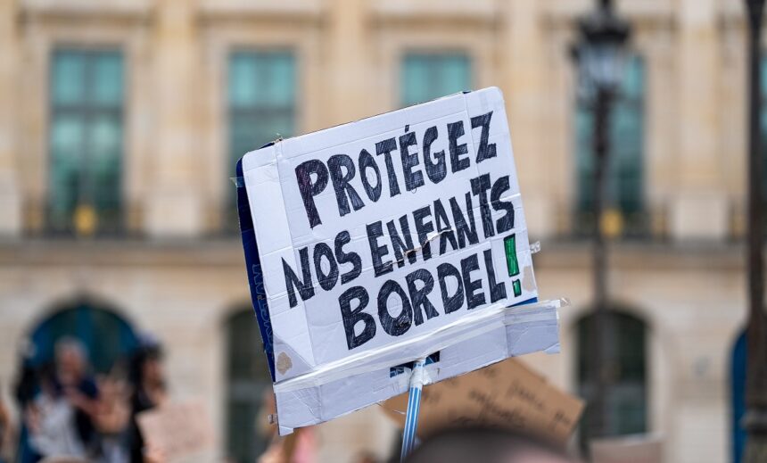 Paris, 15 juin 2026 : Les associations féministes et de protection de l’enfance se rassemblent devant le ministère de la Justice, place Vendôme à Paris suite à l'affaire Lyhanna, victime de pédocriminalité et dont l'enquête révèle de nombreux disfonctionnement de la justice française. Arnaud César Vilette / Sipa
