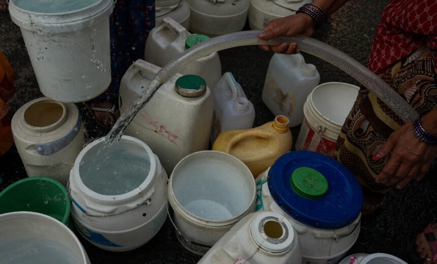 Illustration d'une femme qui remplit des seaux d'eau. Photo: Amarjeet Kumar Singh / Anadolu via AFP