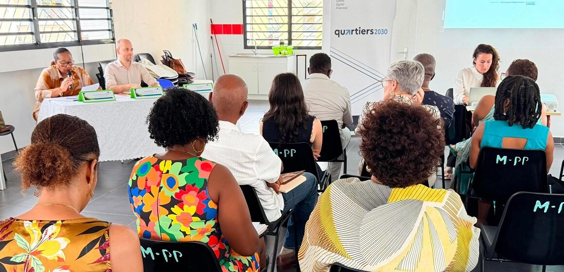 En arrière plan, Marie-Yveline Ponchateau, maire de Baillif, lors de la réunion de lancement de « Quartiers 2030 » à la Maison des Quartiers de Petit-Paris le 26 juin 2026. À ses côtés, Arnaud Duranthon, sous-préfet chargé de la cohésion sociale, du travail et de la politique de la ville. Photo : Communauté Grand Sud Caraibe
