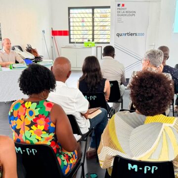 En arrière plan, Marie-Yveline Ponchateau, maire de Baillif, lors de la réunion de lancement de « Quartiers 2030 » à la Maison des Quartiers de Petit-Paris le 26 juin 2026. À ses côtés, Arnaud Duranthon, sous-préfet chargé de la cohésion sociale, du travail et de la politique de la ville. Photo : Communauté Grand Sud Caraibe