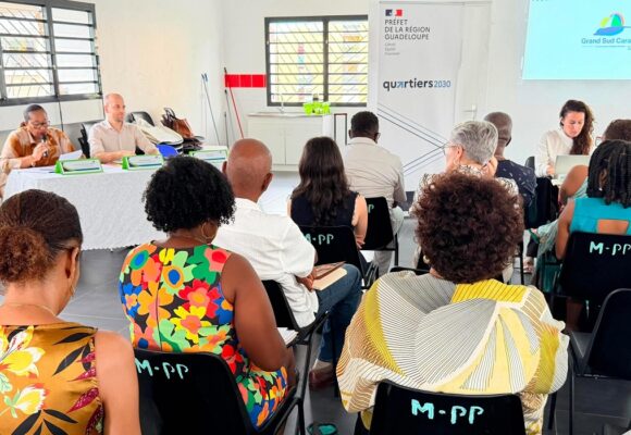 En arrière plan, Marie-Yveline Ponchateau, maire de Baillif, lors de la réunion de lancement de « Quartiers 2030 » à la Maison des Quartiers de Petit-Paris le 26 juin 2026. À ses côtés, Arnaud Duranthon, sous-préfet chargé de la cohésion sociale, du travail et de la politique de la ville. Photo : Communauté Grand Sud Caraibe