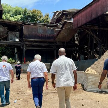 Une personne a été tuée et quatre autres ont été grièvement blessées ce vendredi 24 juillet 2026 dans l'explosion d'une chaudière à la distillerie Montebello. De gauche à droite : Samuel Cerol directeur général de l'usine, Thierry Devimeux préfet, Ary Chalus président du conseil régional. Photo: Région Guadeloupe