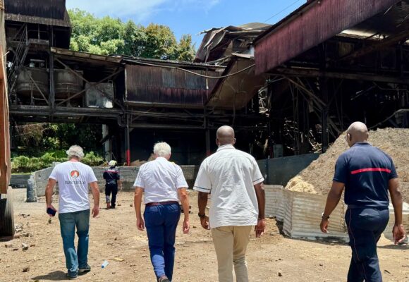 Une personne a été tuée et quatre autres ont été grièvement blessées ce vendredi 24 juillet 2026 dans l'explosion d'une chaudière à la distillerie Montebello. De gauche à droite : Samuel Cerol directeur général de l'usine, Thierry Devimeux préfet, Ary Chalus président du conseil régional. Photo: Région Guadeloupe
