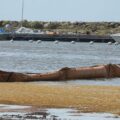 « 23 juillet 2026. Barrage Polmar installé au port de la Désirade. Déjà dégonflé » commente une internaute le 23 juillet 2026. Photo : FB Corinne Ramade.