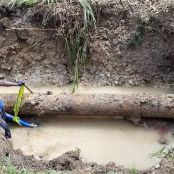Photo de réparation d'une canalisation d'eau en Guadeloupe. Photo: DR