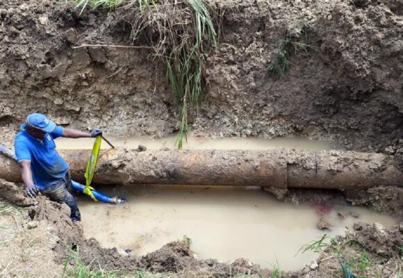 Photo de réparation d'une canalisation d'eau en Guadeloupe. Photo: DR