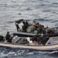 Le 21 mai 2026, la Marine nationale, appuyée par des patrouilleurs néerlandais et dominicains, a intercepté une embarcation rapide en haute mer des Caraïbes. Résultat : 737 kg de cocaïne saisis et un équipage remis aux autorités colombiennes. Un succès pour l’opération « Toucan Royal » et la lutte contre le narcotrafic dans la région. Photo : Forces armées aux Antilles